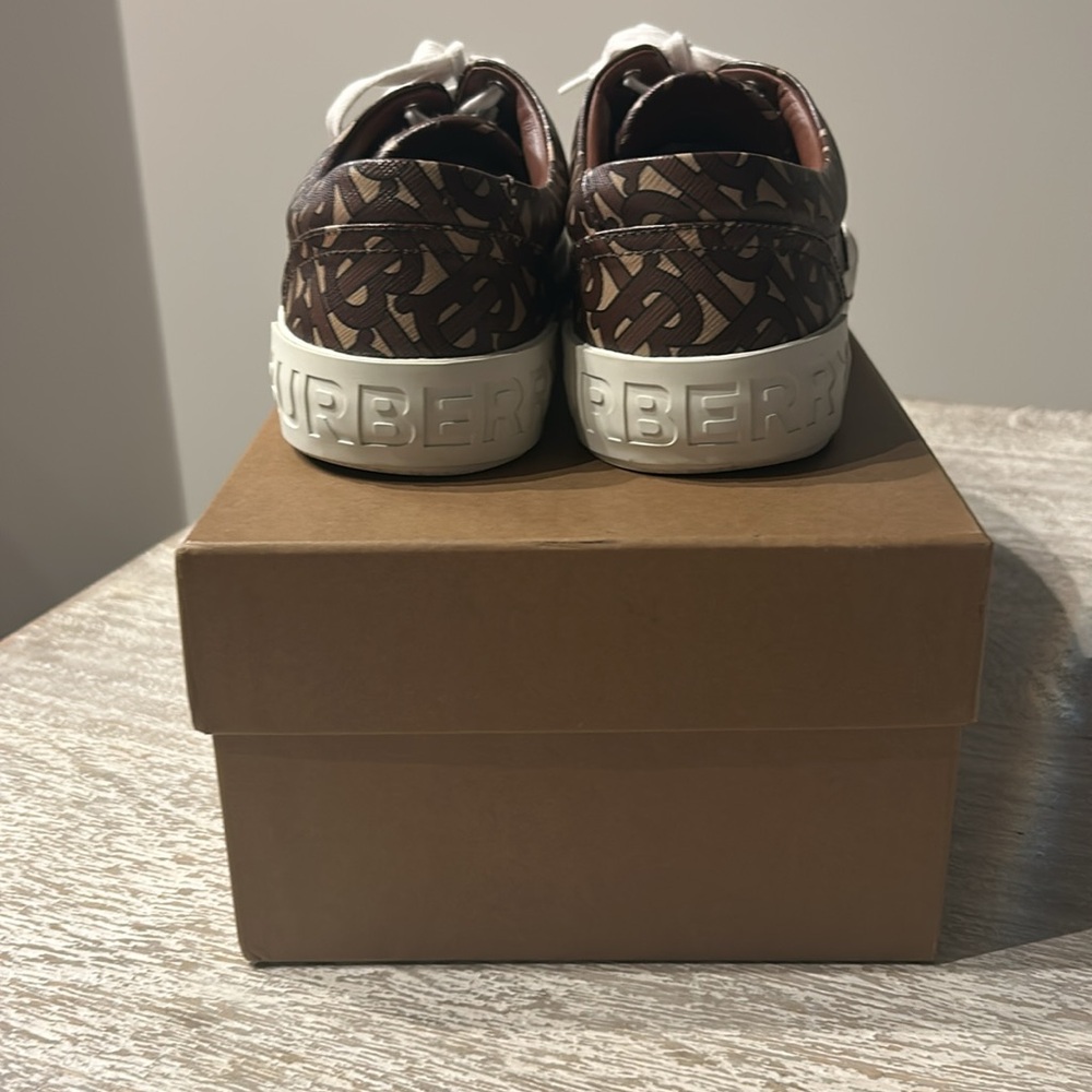 Burberry low top Size 44 Great condition only worn once - Picture 3 of 7